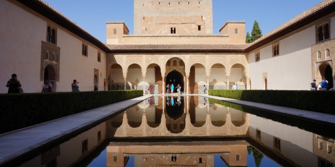 Alhambra - La cour principale .